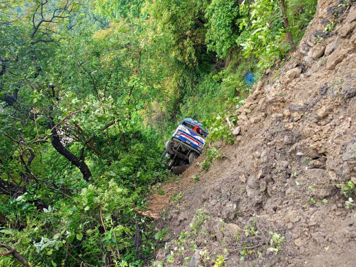 दाङमा ट्रक दुर्घटना हुँदा दुई किशोरी घाइते 